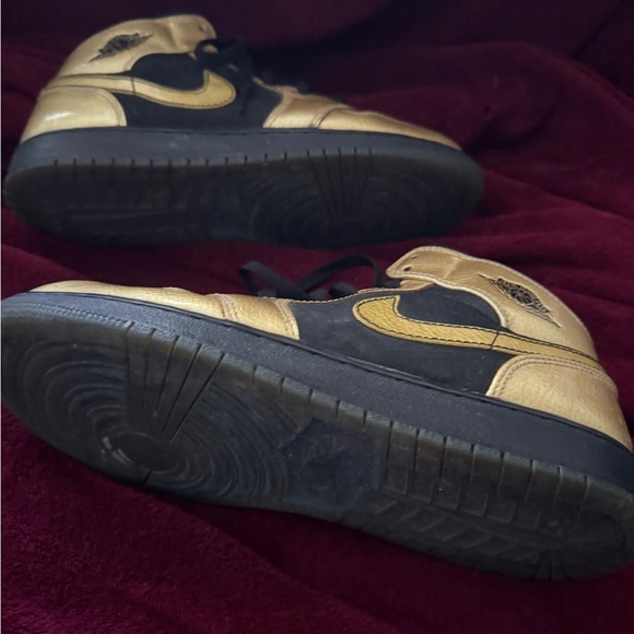 Nike Air Kids Black and Gold Sneakers - Picture 5 of 8